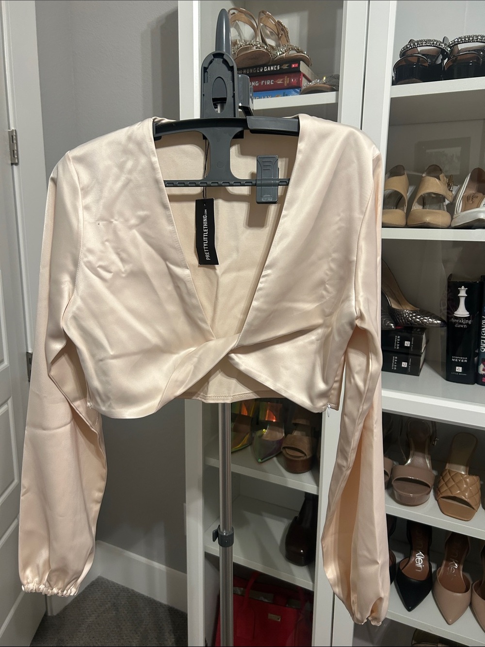 PrettyLittleThing Cream Satin Twist-Front Long Sleeve Crop Top